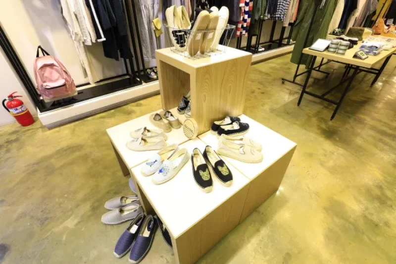 Platform Place Myeong-dong Branch (플랫폼 플레이스(명동점)) (2/15)