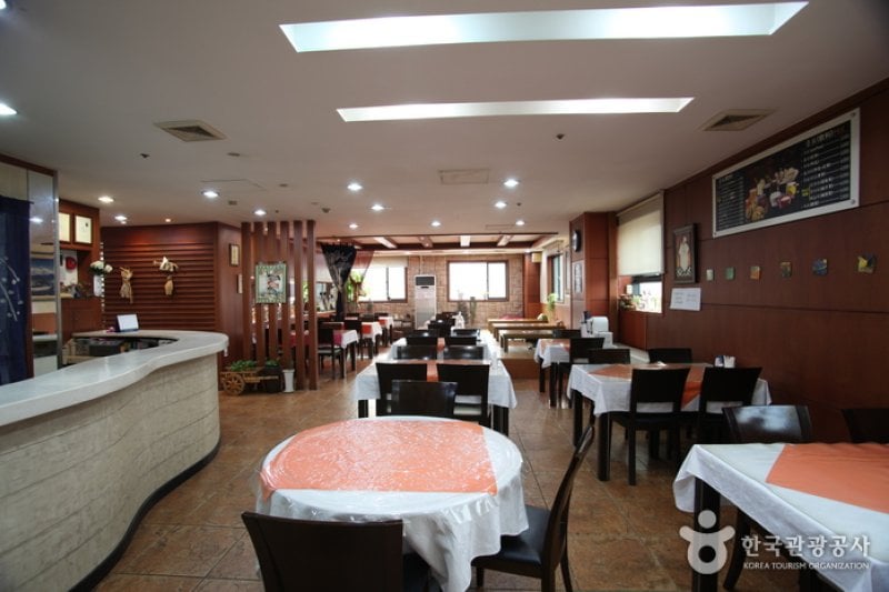The Central Hotel  (4/16)