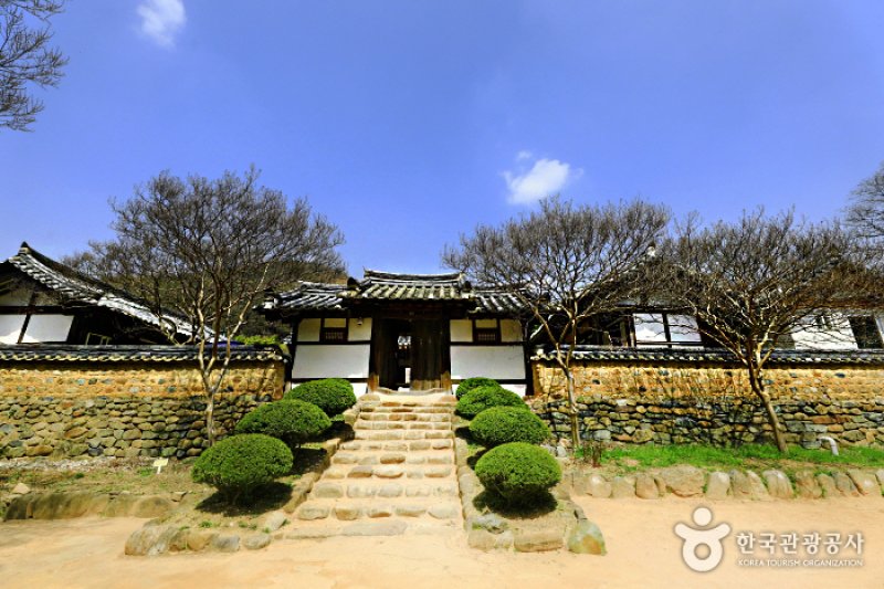Pyochungjae Korean Culture Experience Hall (표충재 전통체험관)[한국관광품질인증/Korea Quality] (1/13)
