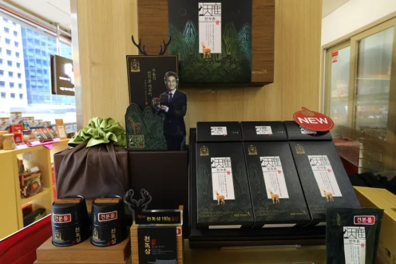 CheongKwanJang Myeong-dong Main Store (한국인삼공사 정관장 명동본점) (13/23)