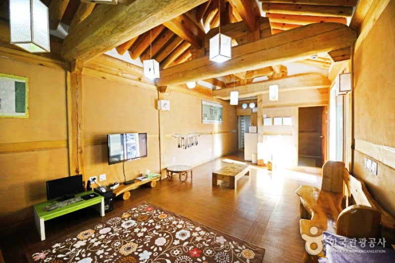 Paroho Hanok Pension (파로호한옥펜션) [한국관광품질인증제/ Korea Quality] (14/32)