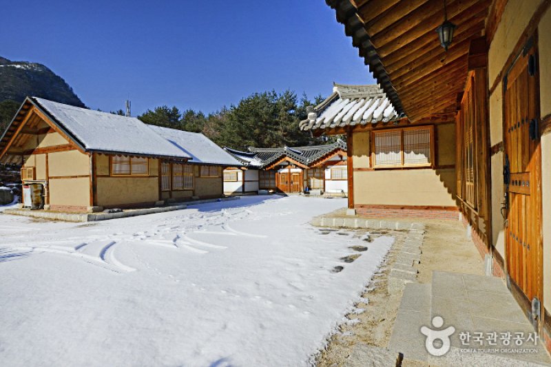 Hwacheon Hanok School (화천한옥학교)[한국관광품질인증제/ Korea Quality] (1/12)