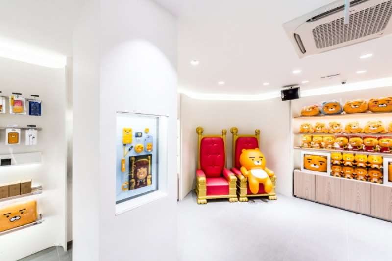 Kakao Friends Busan Flagship Store  (2/3)