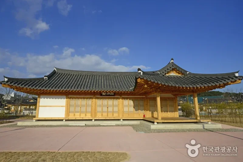 Gangneung City Hall (Gangneung Ojuk Hanok Village) (강릉시청(강릉오죽한옥마을))[한국관광품질인증제/ Korea Quality] (1/13)