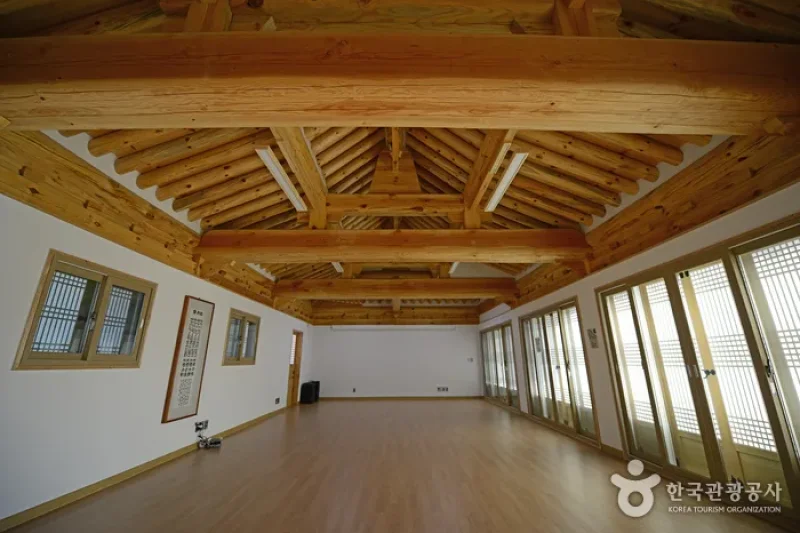Gangneung City Hall (Gangneung Ojuk Hanok Village) (강릉시청(강릉오죽한옥마을))[한국관광품질인증제/ Korea Quality] (2/13)