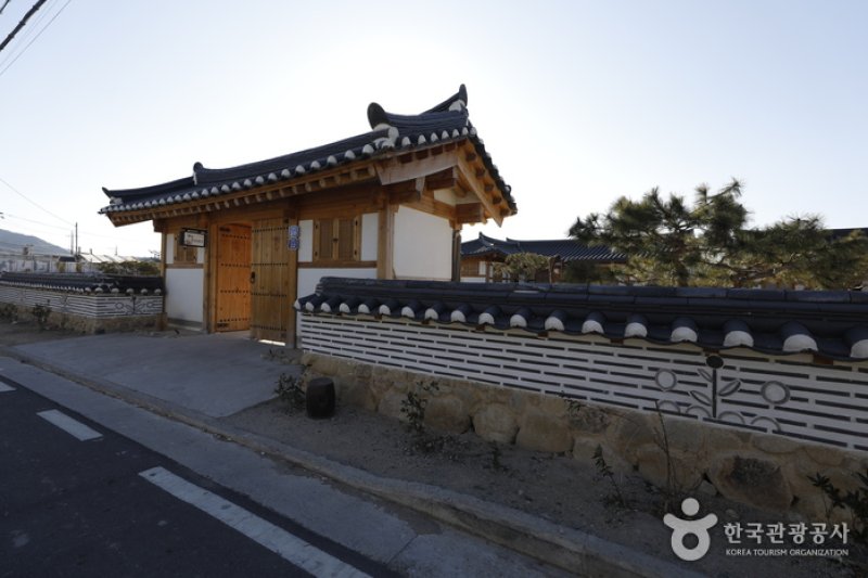 Gyeongju Hanok Ilbeonga (Gyeonju Hanok 1st) (경주 한옥 1번가)[한국관광품질인증제/ Korea Quality] (1/15)