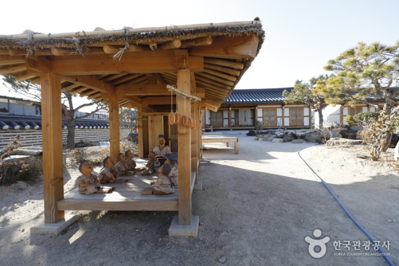 Gyeongju Hanok Ilbeonga (Gyeonju Hanok 1st) (경주 한옥 1번가)[한국관광품질인증제/ Korea Quality] (11/15)