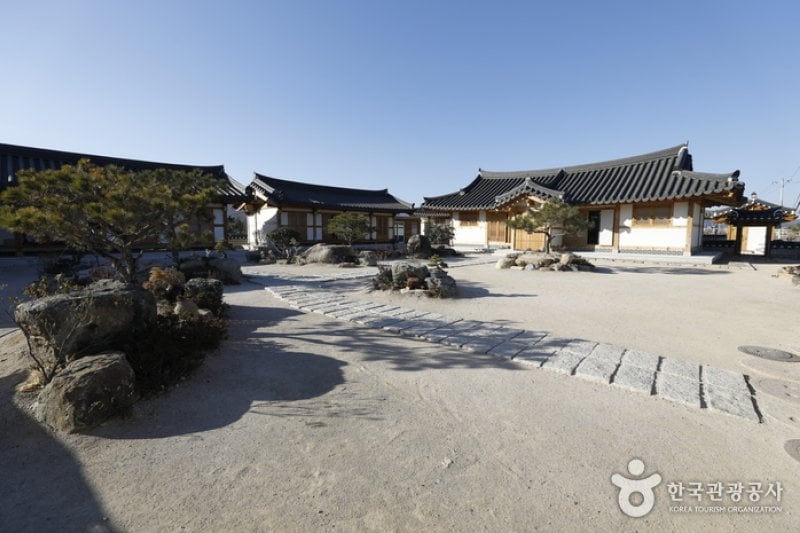 Gyeongju Hanok Ilbeonga (Gyeonju Hanok 1st) (경주 한옥 1번가)[한국관광품질인증제/ Korea Quality] (12/15)