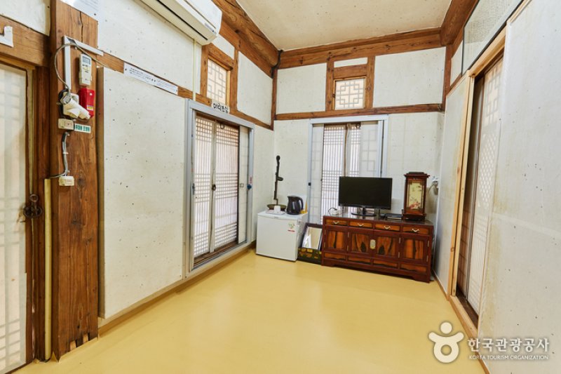 The Old House of Choi Pilgan in Goseong (고성 최필간고택) [한국관광품질인증/Korea Quality] (2/16)