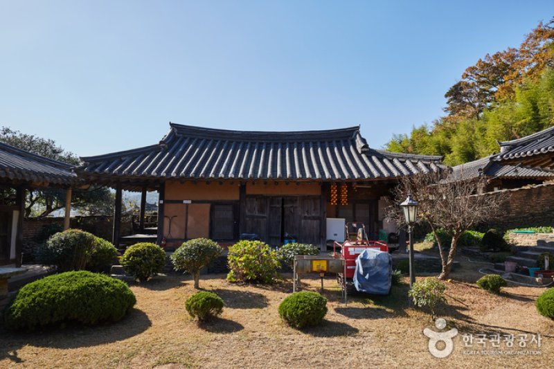The Old House of Choi Pilgan in Goseong (고성 최필간고택) [한국관광품질인증/Korea Quality] (14/16)
