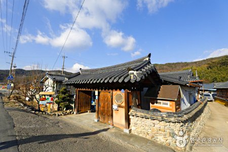 Long-running Motgoldaek House (개실마을영농조합법인 못골댁)[한국관광품질인증제/ Korea Quality]