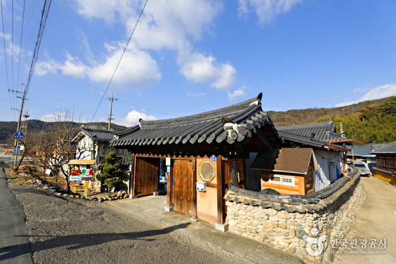 Long-running Motgoldaek House (개실마을영농조합법인 못골댁)[한국관광품질인증제/ Korea Quality] (1/8)