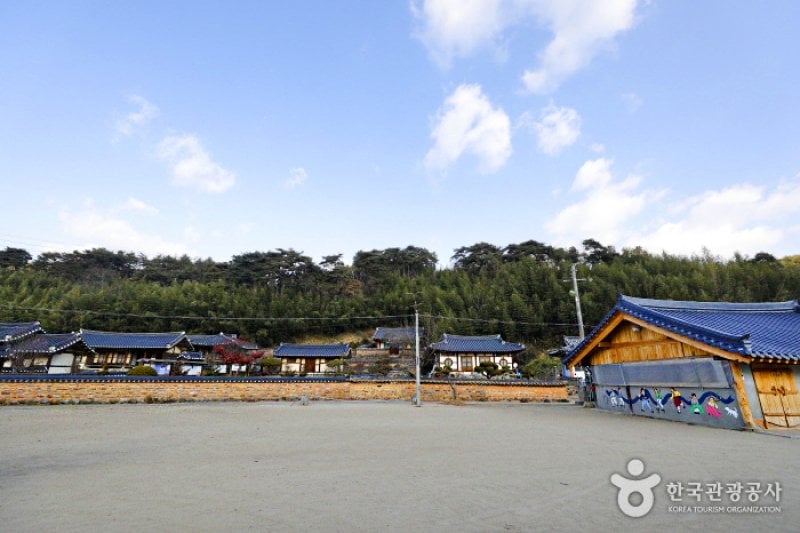 Long-running Motgoldaek House (개실마을영농조합법인 못골댁)[한국관광품질인증제/ Korea Quality] (2/8)