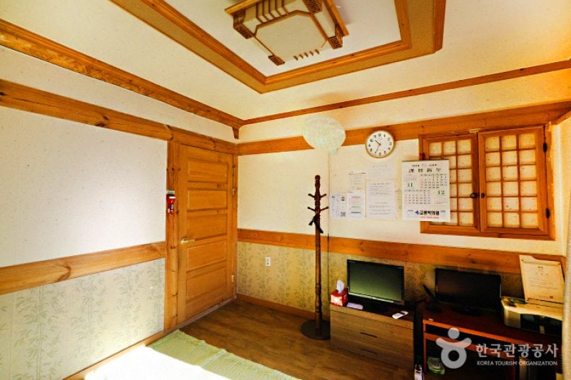 Long-running Motgoldaek House (개실마을영농조합법인 못골댁)[한국관광품질인증제/ Korea Quality] (3/8)