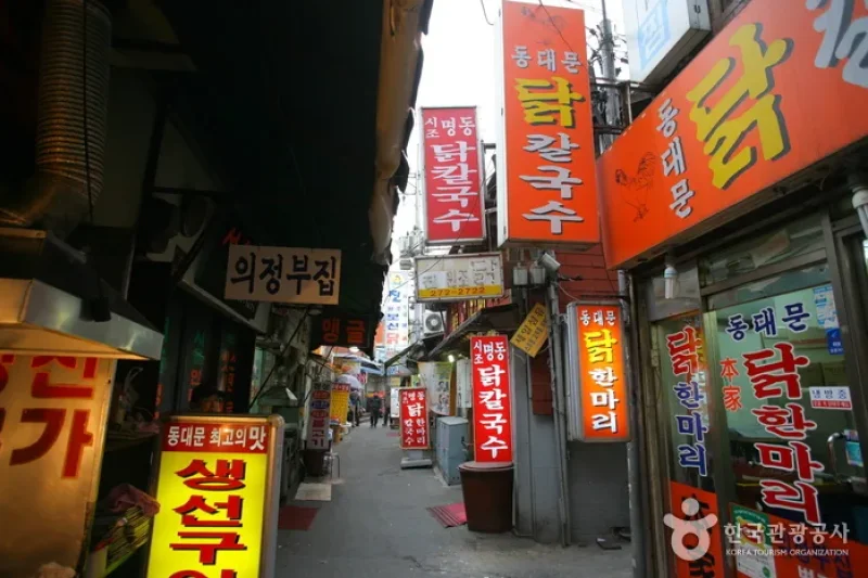 Dongdaemun Dak Hanmari Alley (서울 동대문 닭한마리 골목) (1/6)