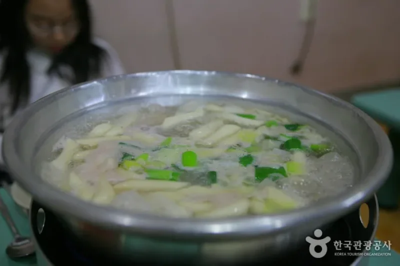 Dongdaemun Dak Hanmari Alley (서울 동대문 닭한마리 골목) (5/6)