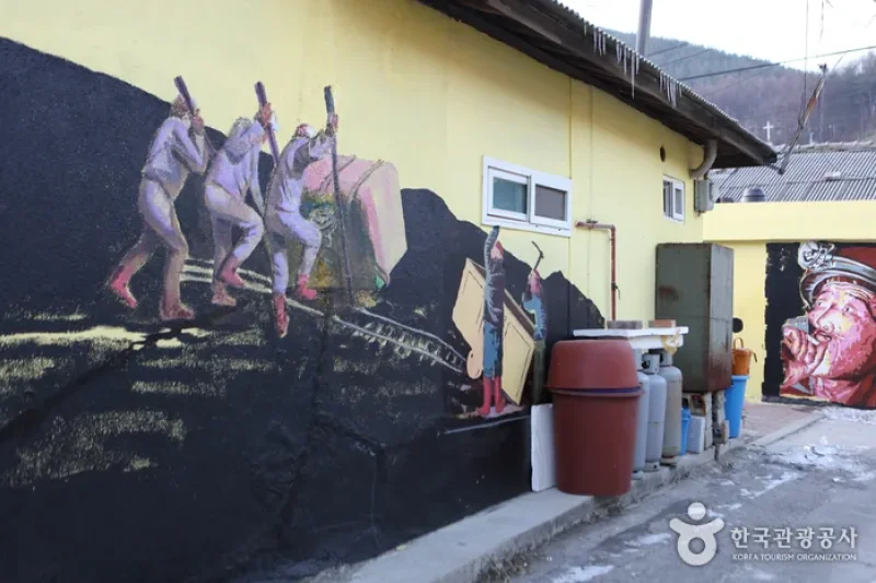 Taebaek Sangjang-dong Mural Village  (5/8)
