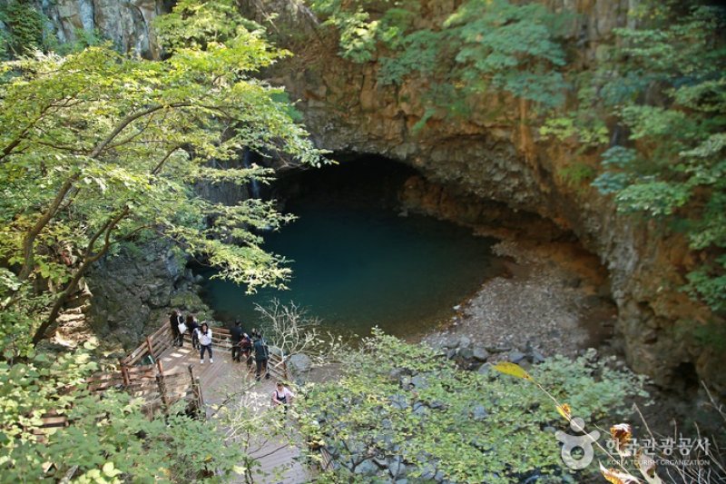 Bidulginangpokpo Falls (비둘기낭폭포) (1/10)