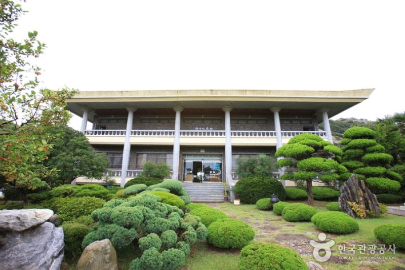 Gatbawi Culture Town (갓바위 문화타운) (1/9)