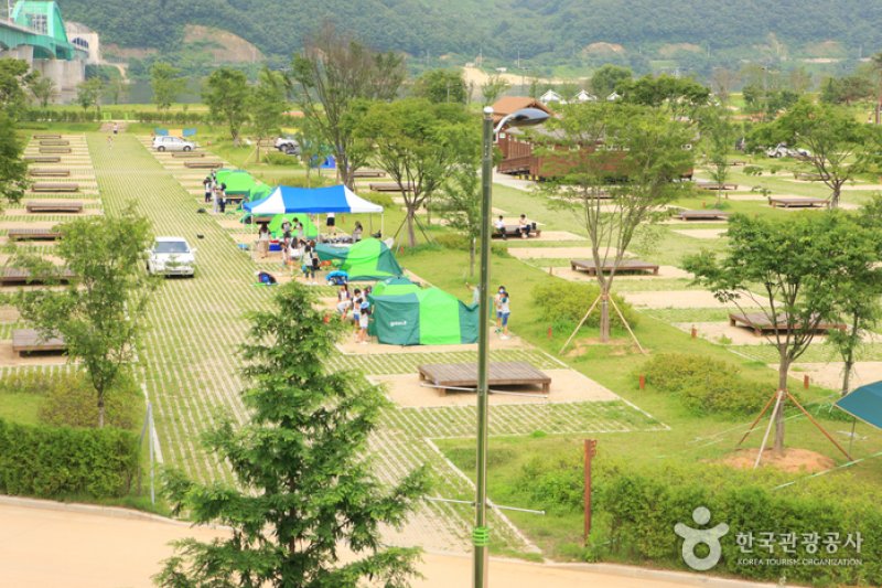 Jaraseom Island Auto Campground (자라섬오토캠핑장) (3/6)