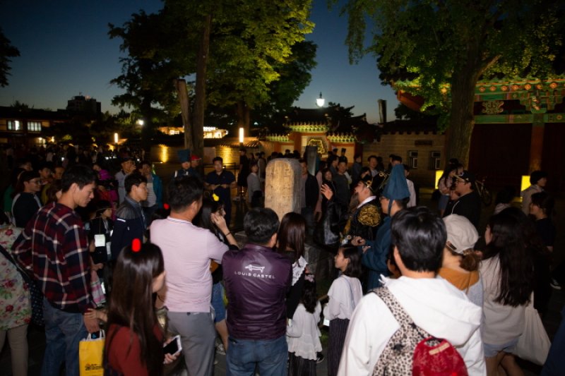 Walk with a King (전주 한옥마을 경기전 왕과의 산책) (5/9)