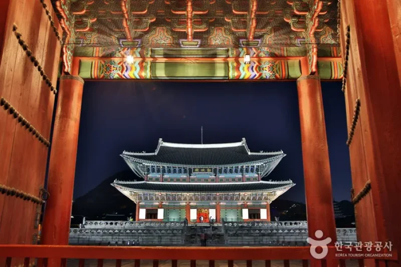 Gyeongbokgung Palace Special Evening Admission  (2/4)