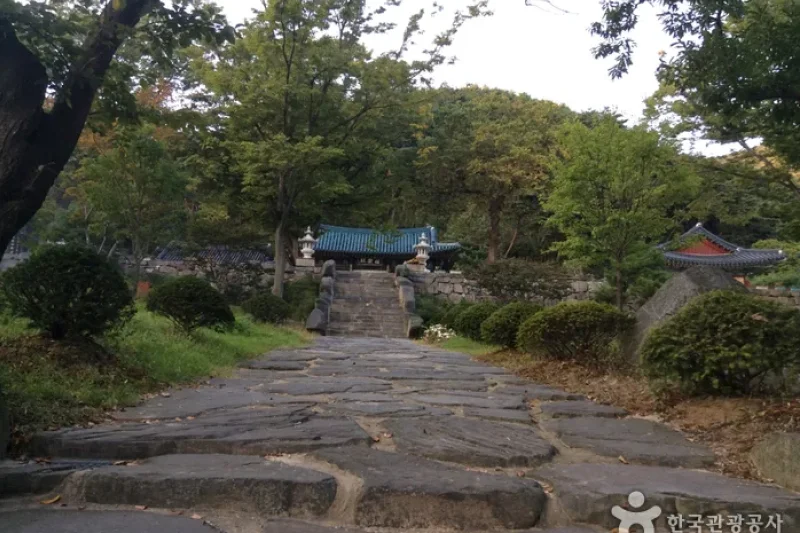 Yesan Hyangcheonsa Temple  (2/5)