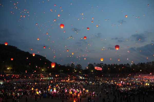 Colorful Merrymaking at the Lantern Festival