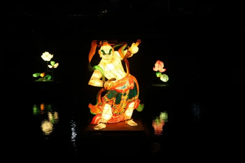 Colorful Merrymaking at the Lantern Festival  (2/11)