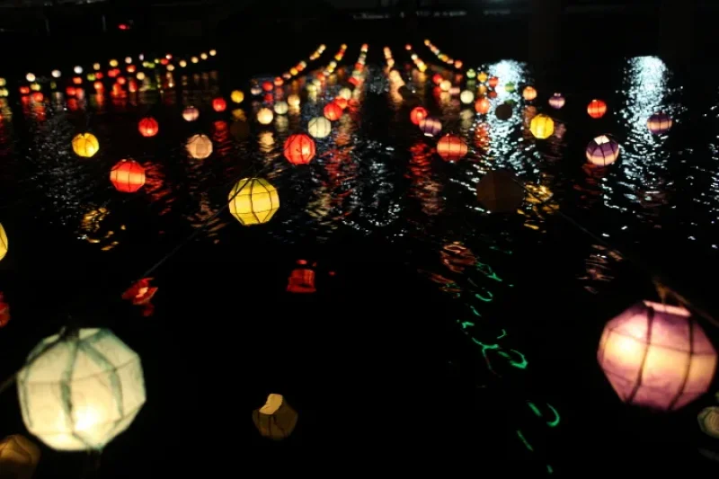 Colorful Merrymaking at the Lantern Festival  (3/11)