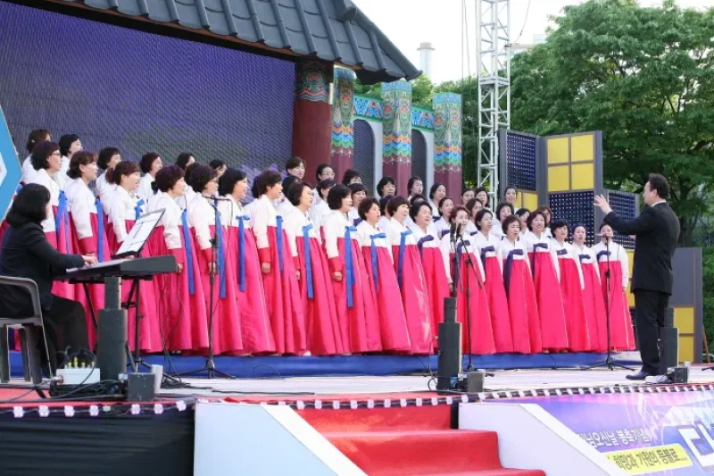 Colorful Merrymaking at the Lantern Festival  (4/11)