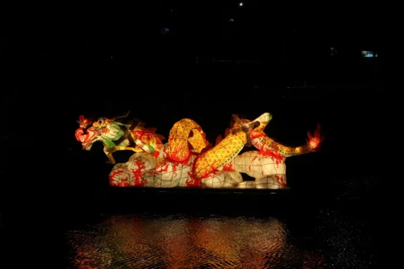 Colorful Merrymaking at the Lantern Festival  (7/11)