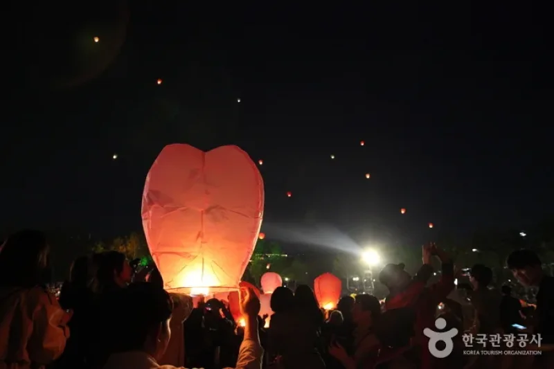 Colorful Merrymaking at the Lantern Festival  (10/11)