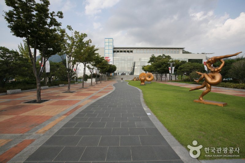 Gyeongnam Art Museum (경남도립미술관) (1/6)