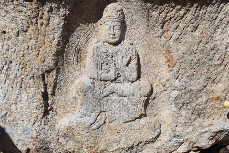 Sinseonam Hermitage Rock-carved Bodhisattva in Namsan Mountain of Gyeongju (경주 남산 신선암 마애보살반가상) (4/7)