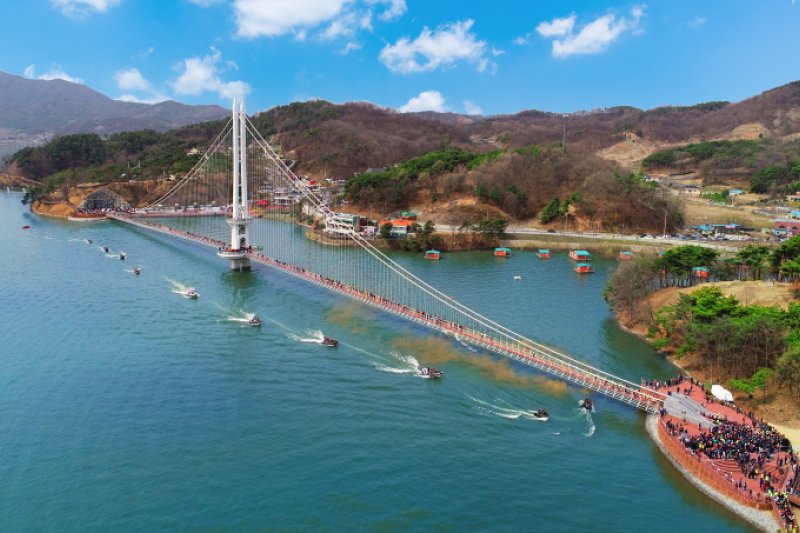 Yedangho Suspension Bridge (예당호 출렁다리) (5/11)