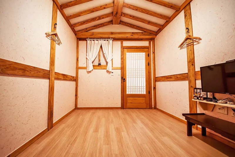 Jeongga Hanok (정가한옥) (2/7)