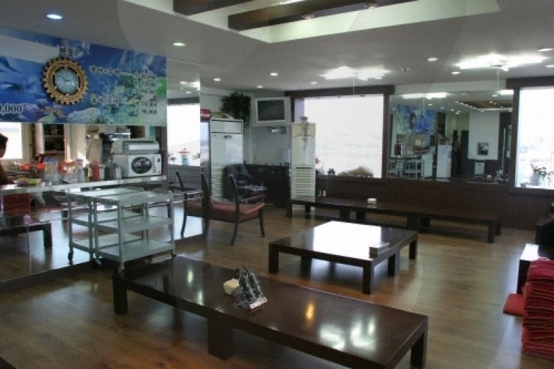 Yuri Raw Fish Restaurant (유리횟집) (4/5)