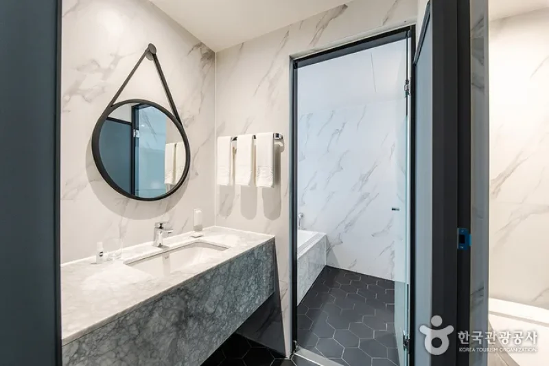 Brown Dot Hotel  (9/30)