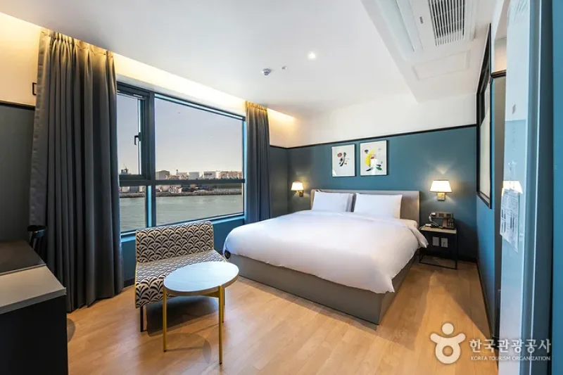Brown Dot Hotel  (10/30)