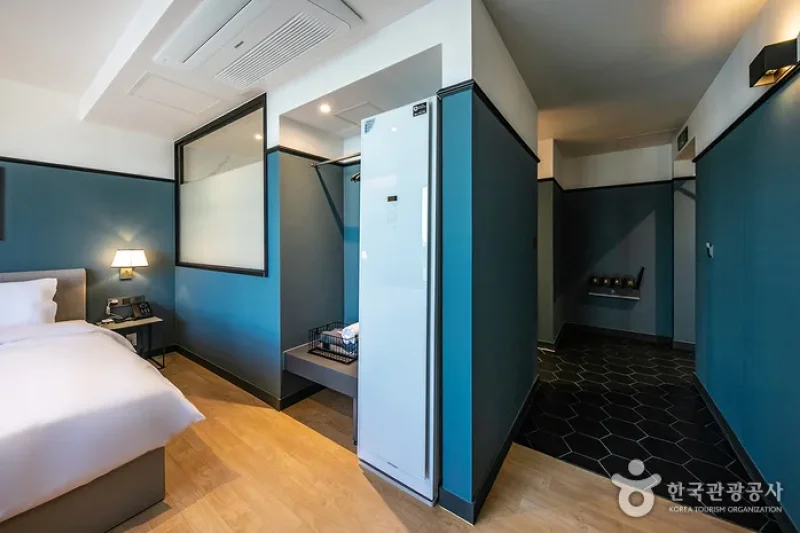 Brown Dot Hotel  (11/30)
