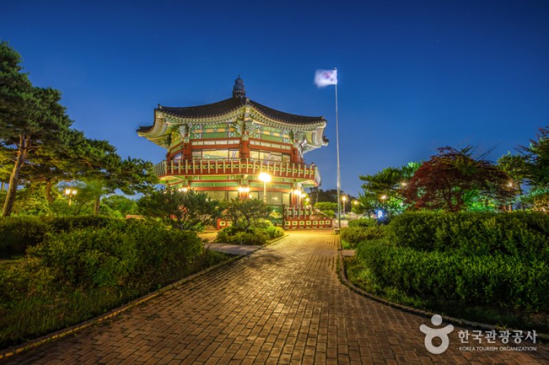 Bugak Skyway Palgakjeong Pavilion (북악스카이 팔각정) (9/13)