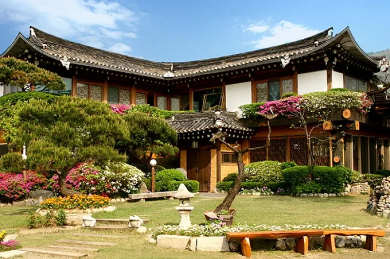 Hanok Maeul Hwangto Pension[Korea Quality] / 한옥마을 황토펜션[한국관광 품질인증/Korea Quality] (1/6)