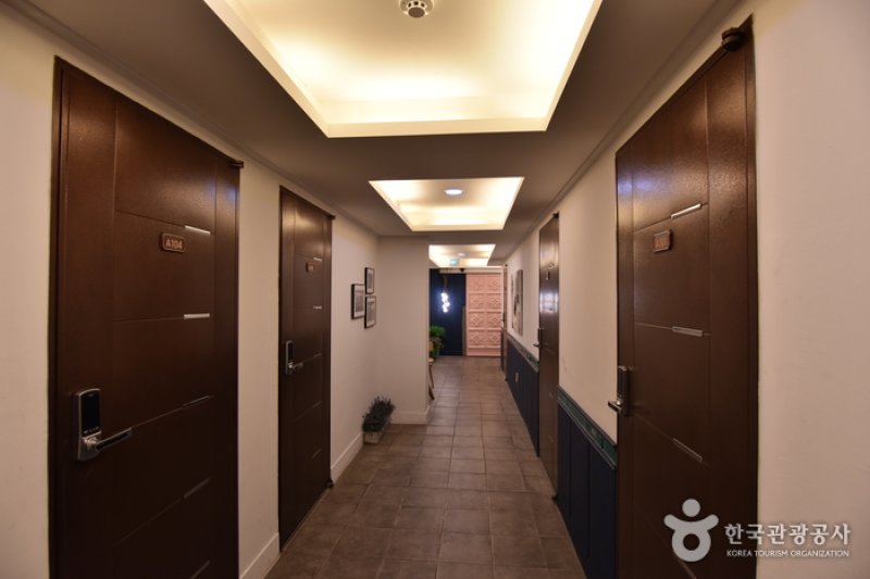 Hotel QB  (3/25)