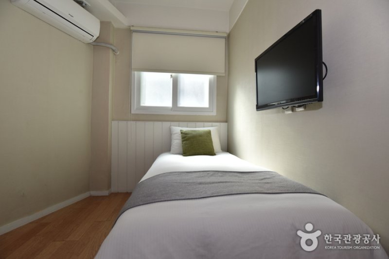Hotel QB  (10/25)