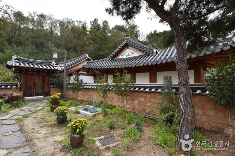 Gochangeupseong Hanok Village  (1/28)