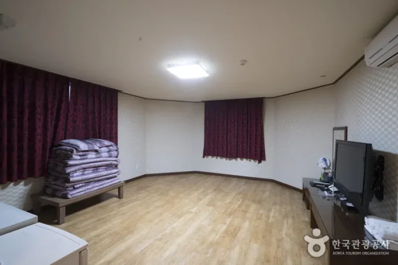 High Valley Hotel - Goodstay   (10/21)