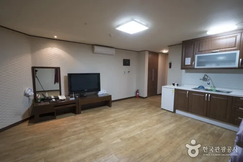 High Valley Hotel - Goodstay   (12/21)