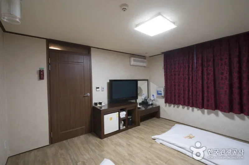High Valley Hotel - Goodstay   (20/21)