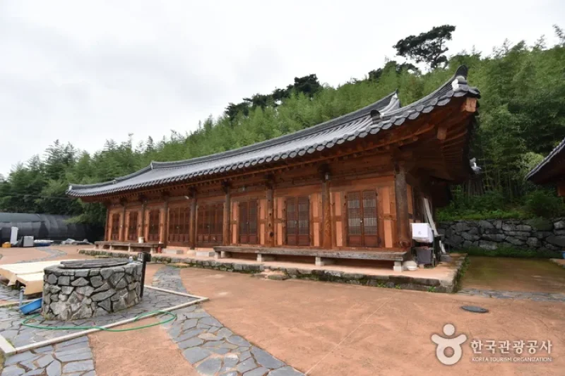 Yeonpung Gotaek (the Old House of Munchung) (연풍고택/문충고가)[한국관광품질인증제/ Korea Quality] (4/23)